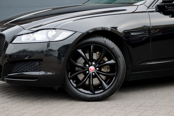 Jaguar XF 2.0t 250 PK Chequered Flag Aut8 | Stoelverwarming | Keyless Entry | Camera | DAB | Leder | Android Auto/Apple Carplay | Alcantara Hemel | Navigatie Pro |