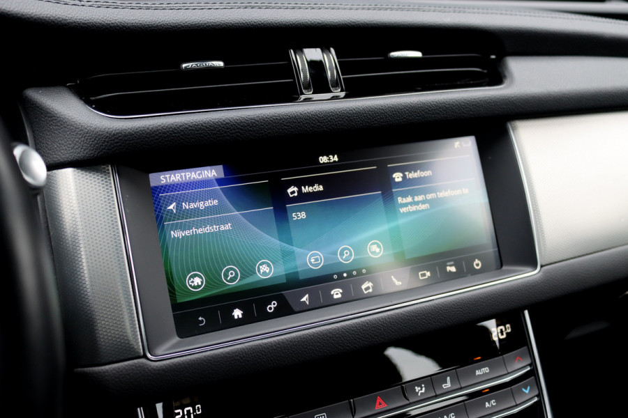 Jaguar XF 2.0t 250 PK Chequered Flag Aut8 | Stoelverwarming | Keyless Entry | Camera | DAB | Leder | Android Auto/Apple Carplay | Alcantara Hemel | Navigatie Pro |