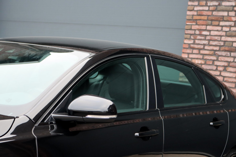 Jaguar XF 2.0t 250 PK Chequered Flag Aut8 | Stoelverwarming | Keyless Entry | Camera | DAB | Leder | Android Auto/Apple Carplay | Alcantara Hemel | Navigatie Pro |