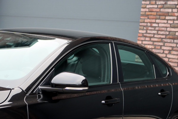 Jaguar XF 2.0t 250 PK Chequered Flag Aut8 | Stoelverwarming | Keyless Entry | Camera | DAB | Leder | Android Auto/Apple Carplay | Alcantara Hemel | Navigatie Pro |