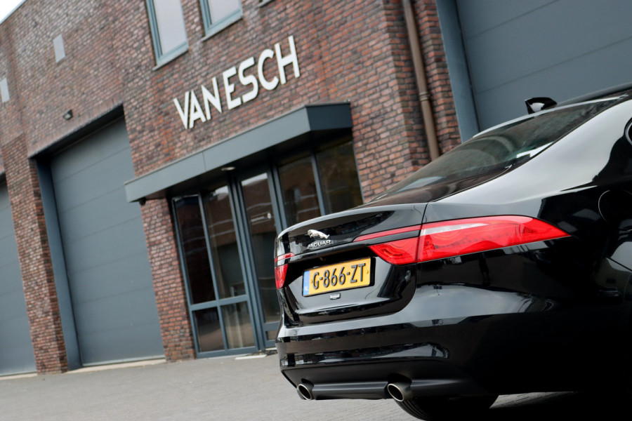 Jaguar XF 2.0t 250 PK Chequered Flag Aut8 | Stoelverwarming | Keyless Entry | Camera | DAB | Leder | Android Auto/Apple Carplay | Alcantara Hemel | Navigatie Pro |