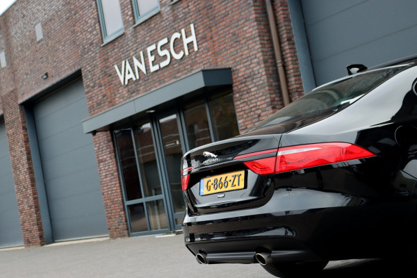 Jaguar XF 2.0t 250 PK Chequered Flag Aut8 | Stoelverwarming | Keyless Entry | Camera | DAB | Leder | Android Auto/Apple Carplay | Alcantara Hemel | Navigatie Pro |