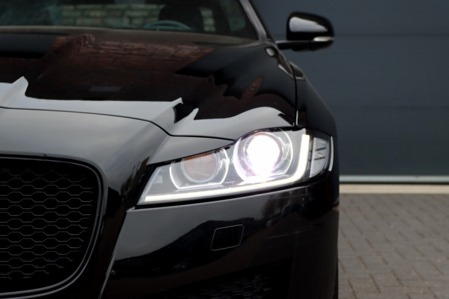 Jaguar XF 2.0t 250 PK Chequered Flag Aut8 | Stoelverwarming | Keyless Entry | Camera | DAB | Leder | Android Auto/Apple Carplay | Alcantara Hemel | Navigatie Pro |