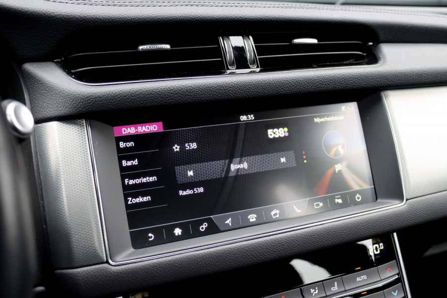 Jaguar XF 2.0t 250 PK Chequered Flag Aut8 | Stoelverwarming | Keyless Entry | Camera | DAB | Leder | Android Auto/Apple Carplay | Alcantara Hemel | Navigatie Pro |