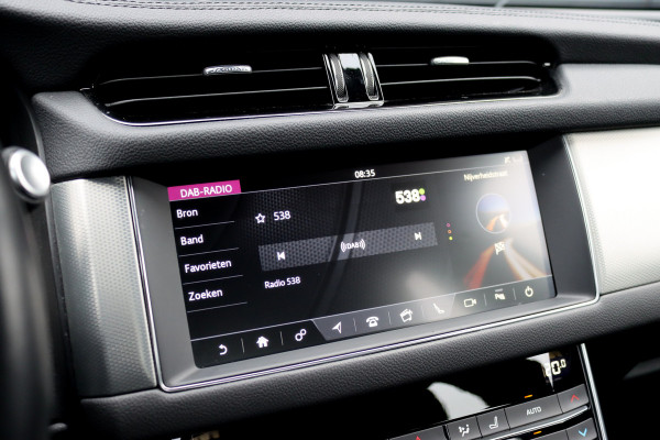 Jaguar XF 2.0t 250 PK Chequered Flag Aut8 | Stoelverwarming | Keyless Entry | Camera | DAB | Leder | Android Auto/Apple Carplay | Alcantara Hemel | Navigatie Pro |