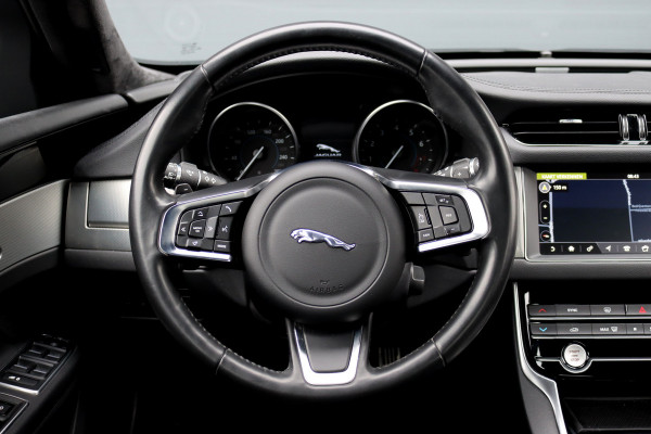 Jaguar XF 2.0t 250 PK Chequered Flag Aut8 | Stoelverwarming | Keyless Entry | Camera | DAB | Leder | Android Auto/Apple Carplay | Alcantara Hemel | Navigatie Pro |