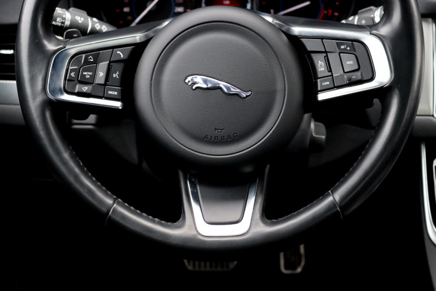 Jaguar XF 2.0t 250 PK Chequered Flag Aut8 | Stoelverwarming | Keyless Entry | Camera | DAB | Leder | Android Auto/Apple Carplay | Alcantara Hemel | Navigatie Pro |