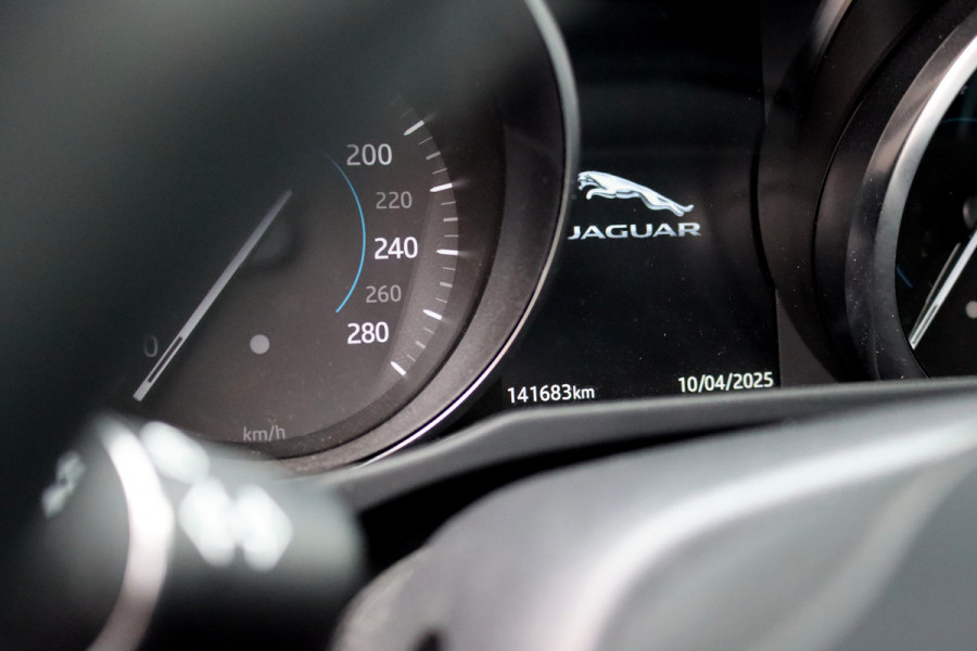 Jaguar XF 2.0t 250 PK Chequered Flag Aut8 | Stoelverwarming | Keyless Entry | Camera | DAB | Leder | Android Auto/Apple Carplay | Alcantara Hemel | Navigatie Pro |