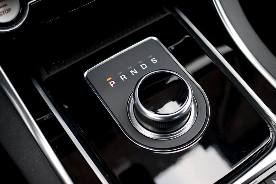 Jaguar XF 2.0t 250 PK Chequered Flag Aut8 | Stoelverwarming | Keyless Entry | Camera | DAB | Leder | Android Auto/Apple Carplay | Alcantara Hemel | Navigatie Pro |
