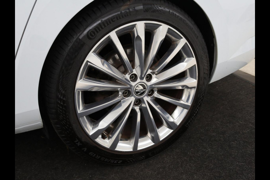 Škoda Superb 1.4 TSI iV Laurin & Klement | Panoramadak | Leder | Stoelventilatie | Adaptive cruise | Canton Sound | Memory | 360 camera | Trekhaak | Standkachel | Keyless | Virtual Cockpit | PHEV