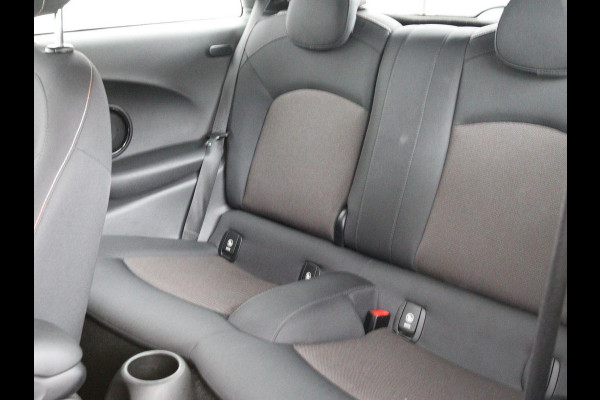 MINI Cooper 1.5 Business | Navigatie | Airco | Cruise control | Bluetooth | Lichtmetalen velgen
