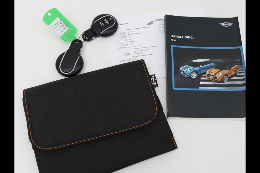 MINI Cooper 1.5 Business | Navigatie | Airco | Cruise control | Bluetooth | Lichtmetalen velgen