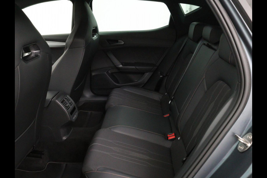 CUPRA Leon 1.4 e-Hybrid VZ | 245pk | Stuurverwarming | Navigatie | Sfeerverlichting | Full LED | Keyless | Sportstoelen | Magnetic Tech Matt | PHEV