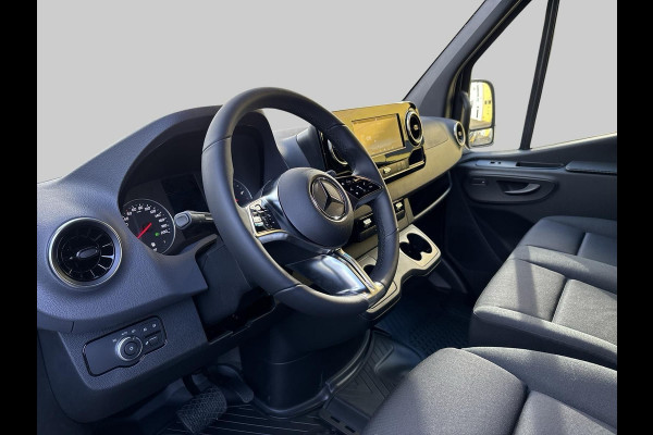 Mercedes-Benz Sprinter 319 L2H2 190PK 9G-TRONIC PRO AUTOMAAT RWD ( BPM VRIJ ) LED GROOT M-BUX GROOT SCHERM AIRCO CRUISE CONTROL CAMERA BUMPERS IN KLEUR 3500KG TREKGEWICHT