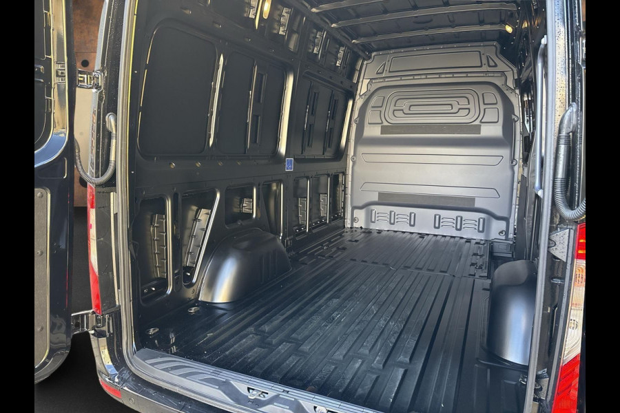 Mercedes-Benz Sprinter 319 L2H2 190PK 9G-TRONIC PRO AUTOMAAT RWD ( BPM VRIJ ) LED GROOT M-BUX GROOT SCHERM AIRCO CRUISE CONTROL CAMERA BUMPERS IN KLEUR 3500KG TREKGEWICHT