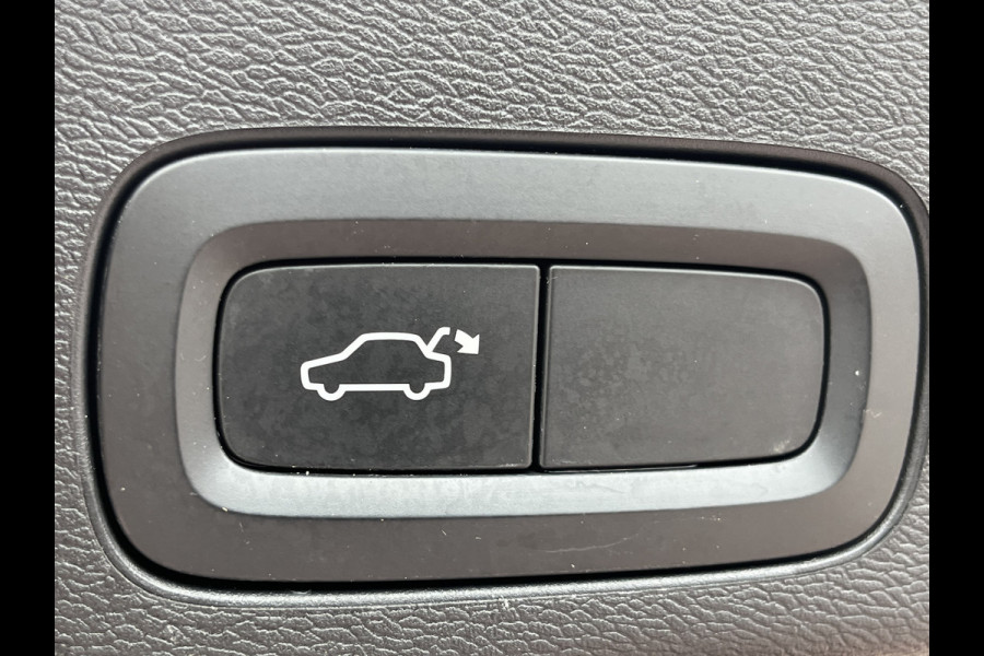 Volvo XC60 2.0 T5 Momentum Pro | ACC | Leder | Trekhaak | Pano | Intellisafe Pro Line | Navi |