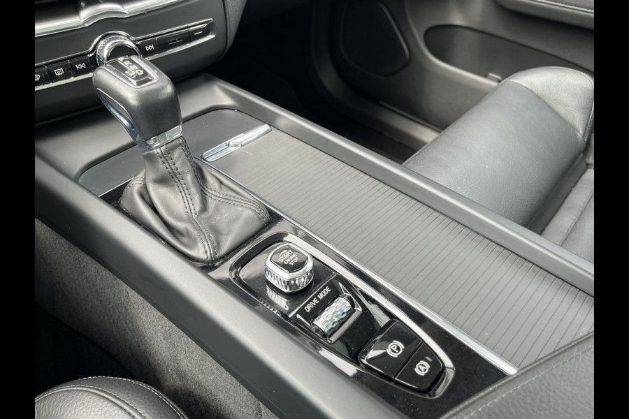 Volvo XC60 2.0 T5 Momentum Pro | ACC | Leder | Trekhaak | Pano | Intellisafe Pro Line | Navi |