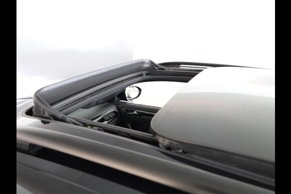 Volkswagen T-Roc 1.5 TSI R-Line 150 PK DSG (Automaat) | Verlengde garantie |  Panorama dak | Black Style | Parkeercamera | Matrix koplampen |