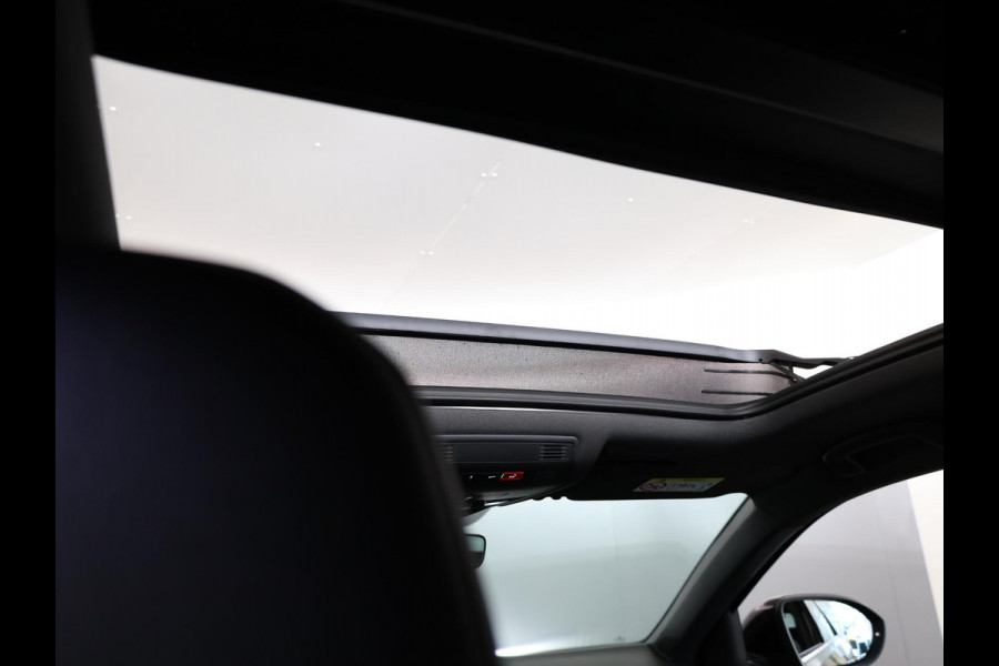 Volkswagen T-Roc 1.5 TSI R-Line 150 PK DSG (Automaat) | Verlengde garantie |  Panorama dak | Black Style | Parkeercamera | Matrix koplampen |