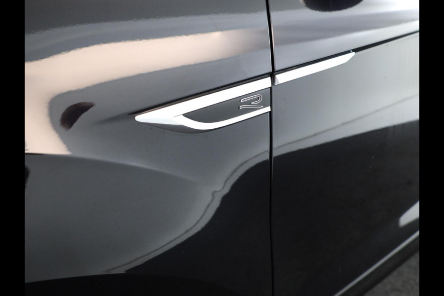 Volkswagen T-Roc 1.5 TSI R-Line 150 PK DSG (Automaat) | Verlengde garantie |  Panorama dak | Black Style | Parkeercamera | Matrix koplampen |