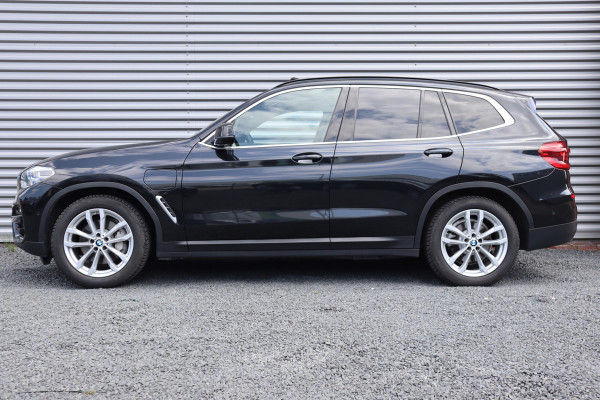 BMW X3 xDrive30e Pano / Trekhaak / 19inch / Camera / LED