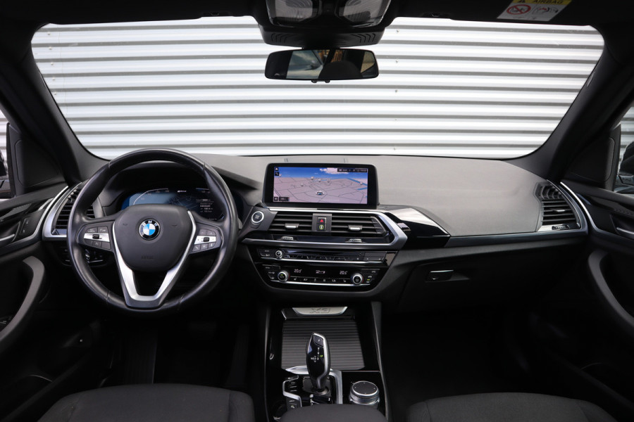 BMW X3 xDrive30e Pano / Trekhaak / 19inch / Camera / LED