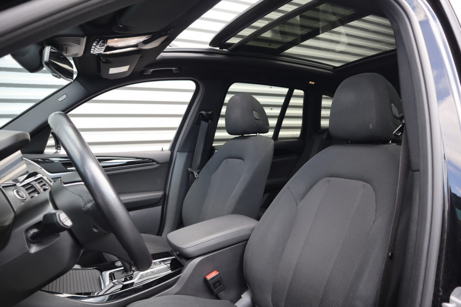 BMW X3 xDrive30e Pano / Trekhaak / 19inch / Camera / LED
