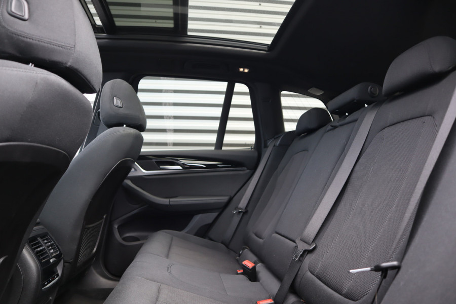 BMW X3 xDrive30e Pano / Trekhaak / 19inch / Camera / LED