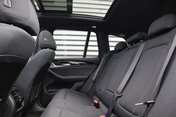 BMW X3 xDrive30e Pano / Trekhaak / 19inch / Camera / LED