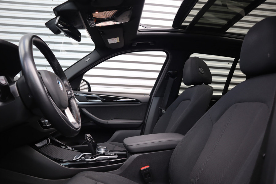 BMW X3 xDrive30e Pano / Trekhaak / 19inch / Camera / LED