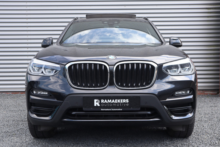 BMW X3 xDrive30e Pano / Trekhaak / 19inch / Camera / LED