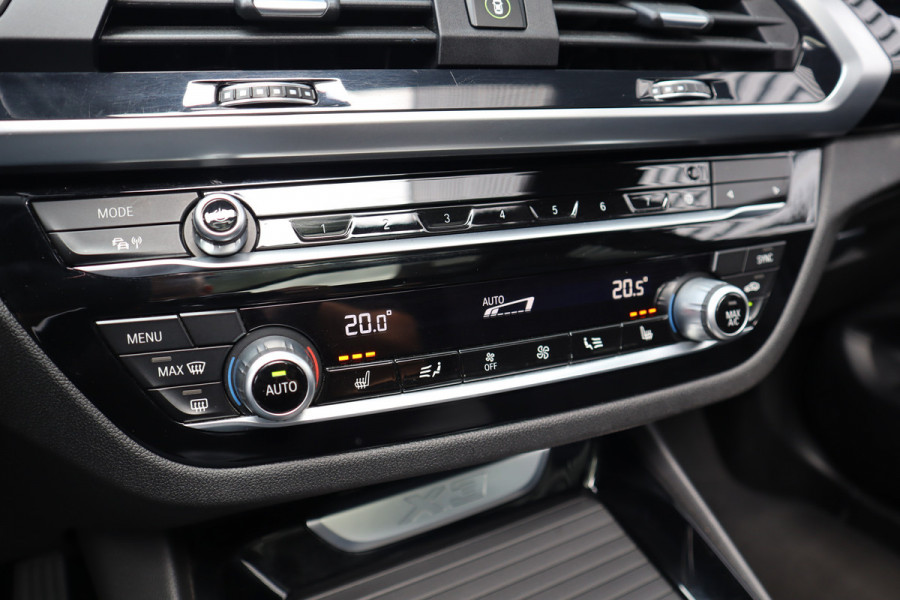 BMW X3 xDrive30e Pano / Trekhaak / 19inch / Camera / LED