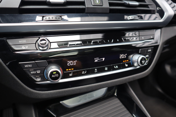 BMW X3 xDrive30e Pano / Trekhaak / 19inch / Camera / LED