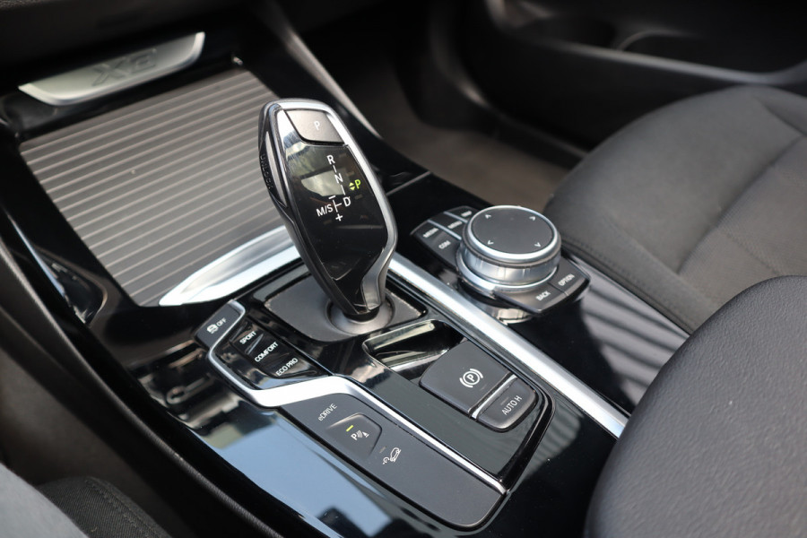 BMW X3 xDrive30e Pano / Trekhaak / 19inch / Camera / LED