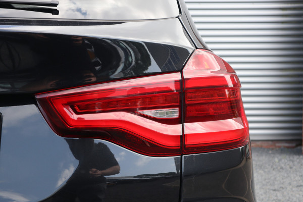 BMW X3 xDrive30e Pano / Trekhaak / 19inch / Camera / LED