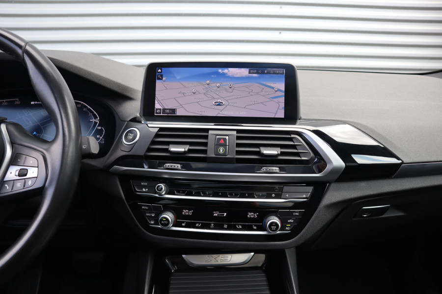 BMW X3 xDrive30e Pano / Trekhaak / 19inch / Camera / LED