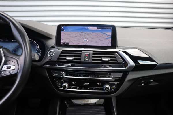 BMW X3 xDrive30e Pano / Trekhaak / 19inch / Camera / LED