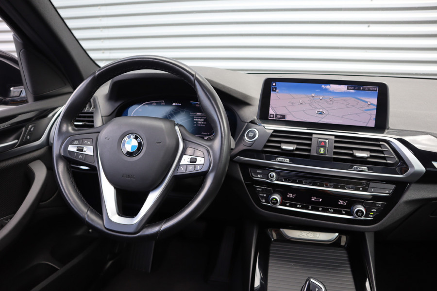 BMW X3 xDrive30e Pano / Trekhaak / 19inch / Camera / LED