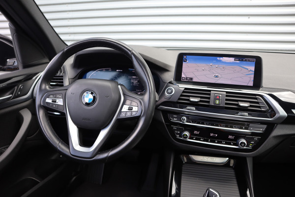 BMW X3 xDrive30e Pano / Trekhaak / 19inch / Camera / LED