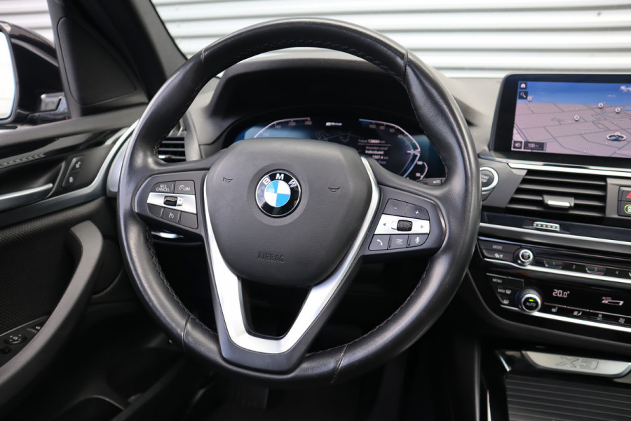 BMW X3 xDrive30e Pano / Trekhaak / 19inch / Camera / LED