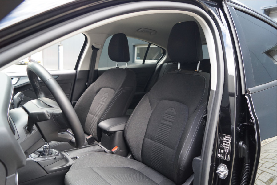 Ford Focus 1.0 EcoBoost Hybrid Active Business | Navigatie | Winter Pack | Achteruitrijcamera