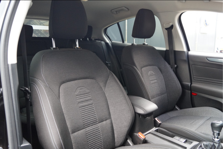 Ford Focus 1.0 EcoBoost Hybrid Active Business | Navigatie | Winter Pack | Achteruitrijcamera