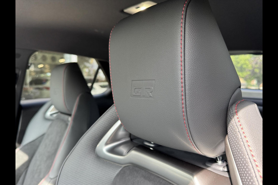 Toyota C-HR Plug-in Hybrid 223pk GR Sport | Stoel + Stuurverwarming, Elektrische achterklep, Groot scherm, Parkeersensoren, Blind spot