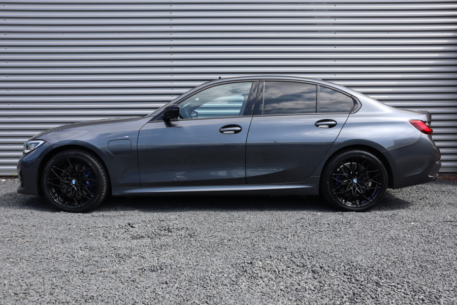 BMW 3-serie 330e High Executive M-Sport Pano / Adaptieve cruise / Laser / Elec stoelen / Trekhaak / Dode hoek /