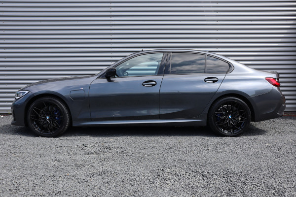 BMW 3-serie 330e High Executive M-Sport Pano / Adaptieve cruise / Laser / Elec stoelen / Trekhaak / Dode hoek /