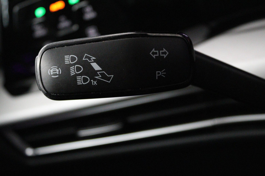 Volkswagen Golf 1.0 eTSI Life Business Automaat (PANORAMADAK, CAMERA, STOEL-/STUURVERWARMING, 1e EIGENAAR, GOED ONDERHOUDEN)