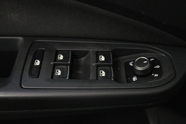 Volkswagen Golf 1.0 eTSI Life Business Automaat (PANORAMADAK, CAMERA, STOEL-/STUURVERWARMING, 1e EIGENAAR, GOED ONDERHOUDEN)