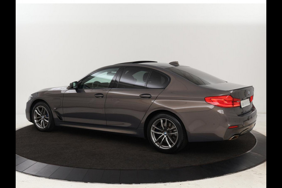 BMW 5 Serie 530e iPerformance M-sport | Schuifdak | Camera | Alcantara | Stoelverwarming | Carplay | Elektrische sportstoelen | Full LED | Navigatie | Live Cockpit