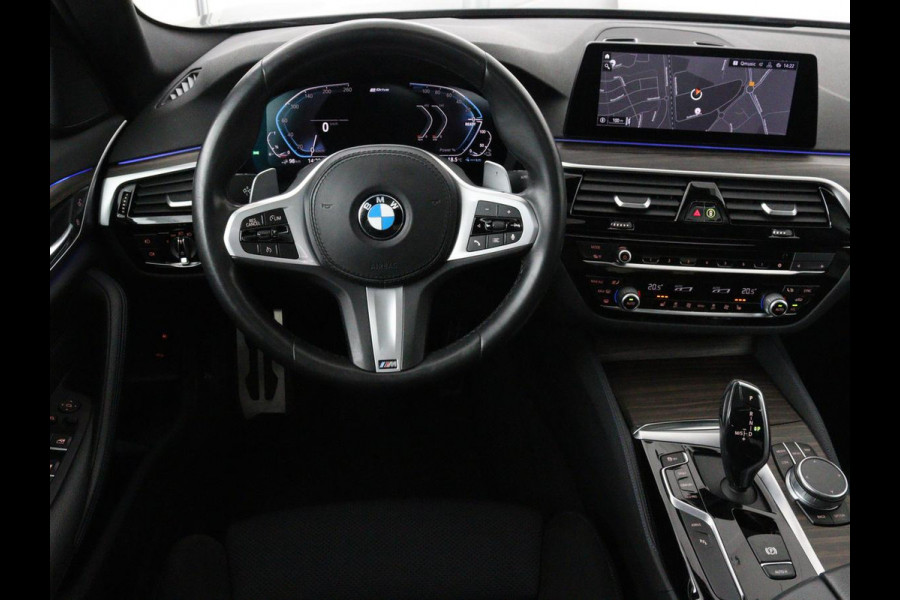 BMW 5 Serie 530e iPerformance M-sport | Schuifdak | Camera | Alcantara | Stoelverwarming | Carplay | Elektrische sportstoelen | Full LED | Navigatie | Live Cockpit