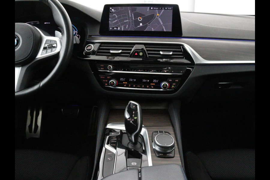 BMW 5 Serie 530e iPerformance M-sport | Schuifdak | Camera | Alcantara | Stoelverwarming | Carplay | Elektrische sportstoelen | Full LED | Navigatie | Live Cockpit